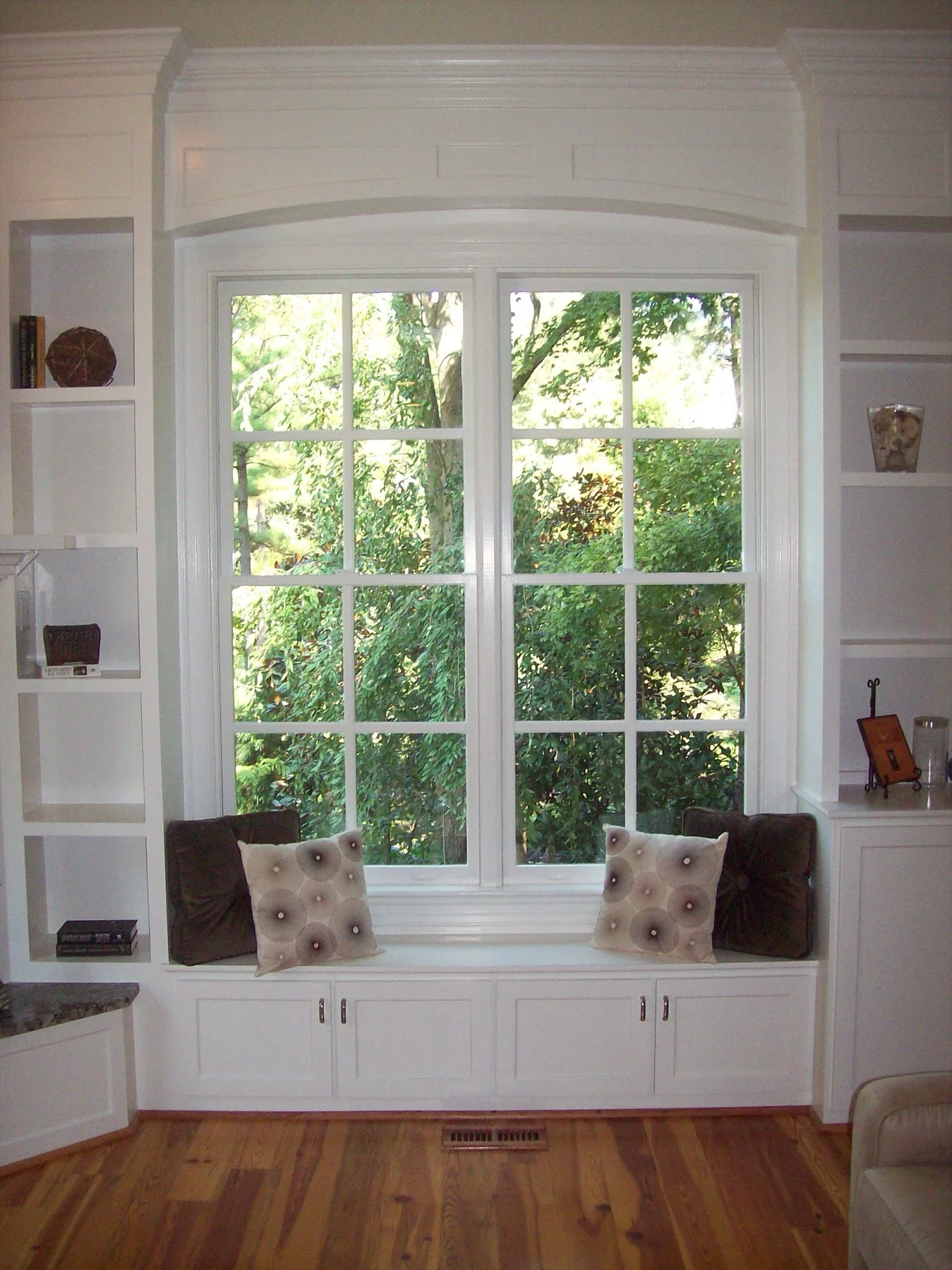 White window seat with built-in shelves